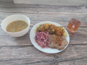 Zdjęcie przedstawia Dietę podstawową: Zupa jarzynowa z makaronem Ziemniaki młode z koperkiem gotowane Bitka schabowa Surówka z kapusty białej i czerwonej Kompot owocowy Sos cygański